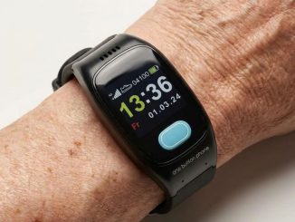 Senior trägt eine moderne Smartwatch mit Notruffunktion und GPS für mehr Sicherheit im Alltag