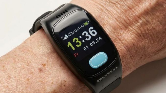 Senior trägt eine moderne Smartwatch mit Notruffunktion und GPS für mehr Sicherheit im Alltag