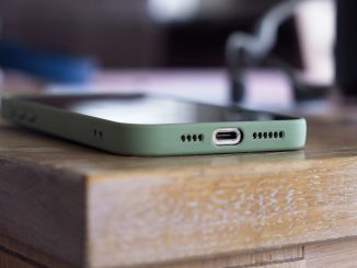 Gesperrtes Smartphone auf Holzschreibtisch für digitalen Nachlass