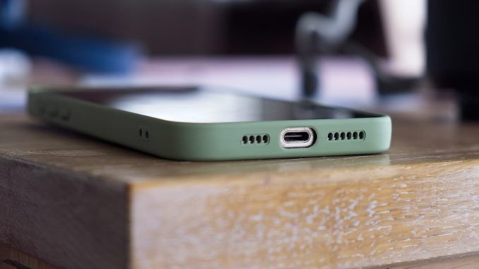 Gesperrtes Smartphone auf Holzschreibtisch für digitalen Nachlass