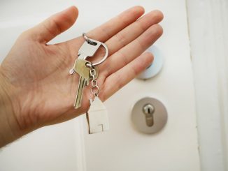 Hände mit einem Hausschlüssel