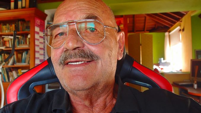 Manfred Betzwieser vor seinem PC