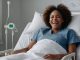 Lachende Frau im Krankenhaus-Bett/ Krankenhauskeime vermeiden