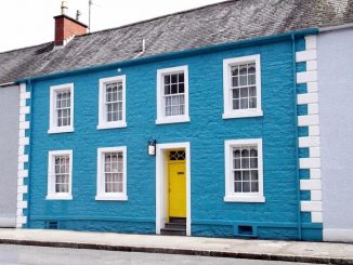 Blaues Haus mit weißen Fenstern