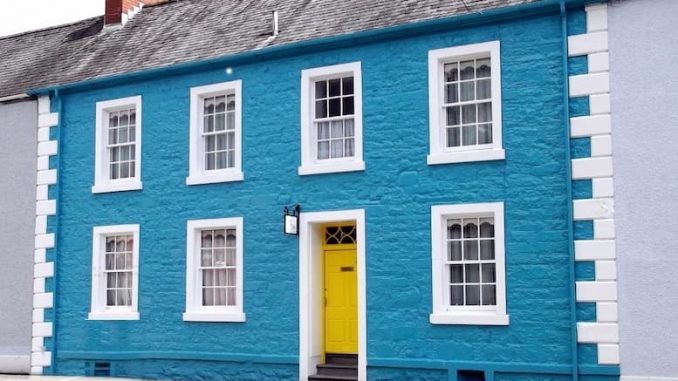 Blaues Haus mit weißen Fenstern