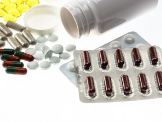 Vitaminpillen in großer Auswahl/ Nahrungsergänzungsmittel im Alter Gefahren
