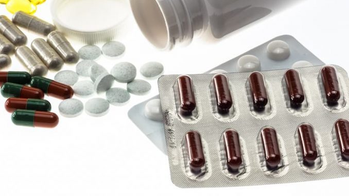 Vitaminpillen in großer Auswahl/ Nahrungsergänzungsmittel im Alter Gefahren