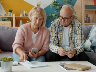 Senioren am Tisch beim rechnen und überlegen