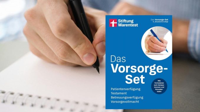 Geordnete Vorsorge-Mappe auf einem sonnigen Tisch für die Nachlass-Organisation