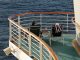 Paar auf dem Sonnendeck eines Kreuzfahrtschiffes/ Erbe oder selber ausgeben Rente